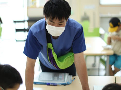 子どもの話し相手、宿題のアドバイスをする様子