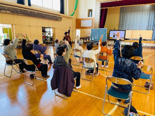 高齢者が集まって体操をする様子