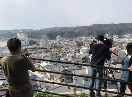 勝浦市で行われる撮影の約半数は勝浦朝市や海岸・海水浴場での撮影です。