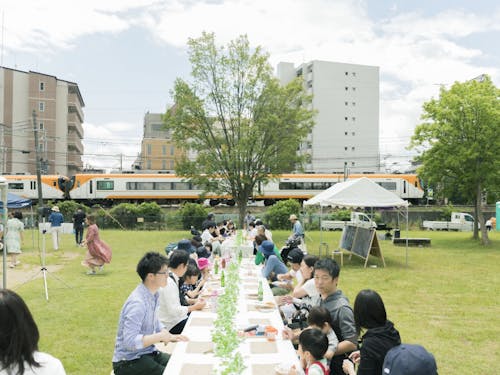 公園で交流の機会をつくる社会実験「まちの食卓」