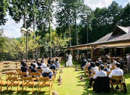 森の中を式場に選んだカップルの結婚式