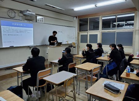 塾は2拠点あり、そのうちの1拠点は弓削高校の教室をお借りして実施!授業や部活が終わった後、生徒たちが塾の教室に来て学習に取り組みます。