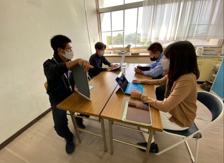 ゆめしま未来塾の講師と弓削高校の先生方とのミーティング。先生方と連携しながら生徒の指導にあたります!