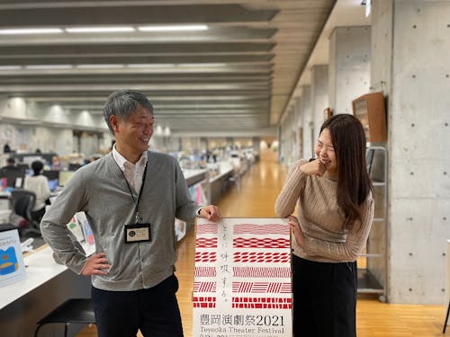 ①大交流課の木村さん(左)、橋本さん(右)