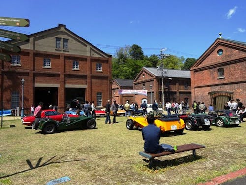 休日は人でにぎわう舞鶴赤れんがパーク。