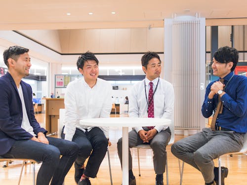 雲南市職員の方々と。行政と連携し、課題解決・価値創造型人材の育成を軸にした地方創生プロジェクトに参画しています。 持続可能な地域づくりに向けて、教育の分野から様々な取り組みを提案したり、行政や市内で活動するNPOなどと連携した事業を展開しています。