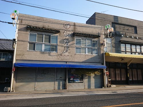 リノベーション物件の旧伊勢屋。歴史ある看板建築です。