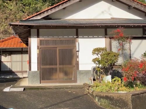 庭には椿やナンテンが植えられています♪