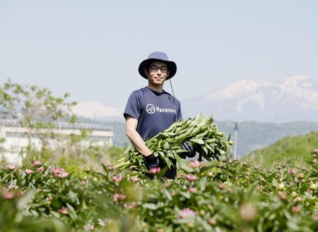 先輩移住者の江原宏晃さん（切り花生産量日本一のシャクヤクなどを栽培する花農家）