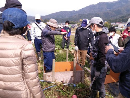 落ち葉堆肥づくりを学ぶ風景