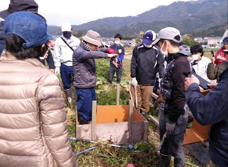 落ち葉堆肥の作り方を学ぶ受講風景