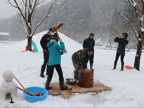 かまくら祭りで餅つき