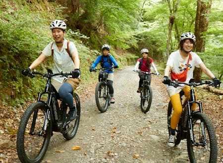 森林の中を電動のスポーツバイクで走るアクティビティが人気。