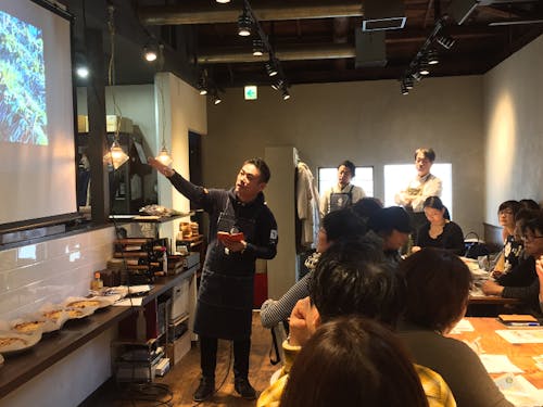 かほくらし社キーマンの河北町商工会の芦埜(あしの)さんがアンテナショップ「かほくらし」にて、ファンコミュニティ形成のイベントを実施。魅力あるモノ・コトを発信し、サポーターを増やしていく。