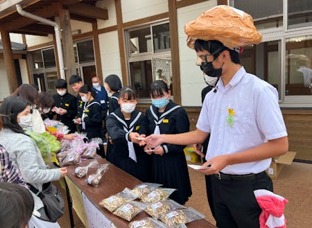 自分たちで栽培・加工したシイタケを売る（株）松野中学校の生徒たち