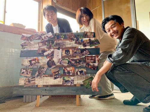 藤田さん(右)と古民家リノベを進める仲間たち
