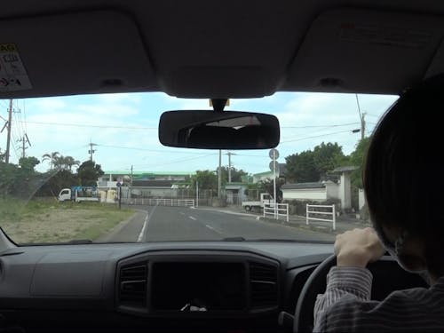 車で町や集落の情報、島あるあるなどをお伝えしながらご案内