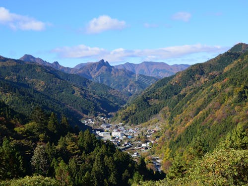 山に囲まれた集落です