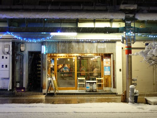 今なら店の前で雪かき体験もできます(笑)