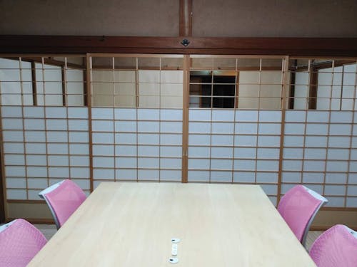 大人が立つと隣の部屋が見える障子