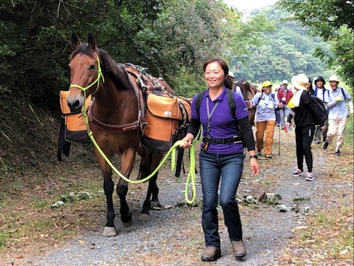 登壇者八丸由紀子さんと馬名ラム 奥松島オルレをアテンド中