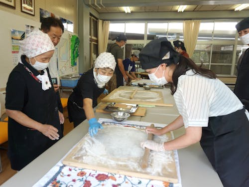 地区のみんなが育てた蕎麦の実を使用した蕎麦打ち体験。