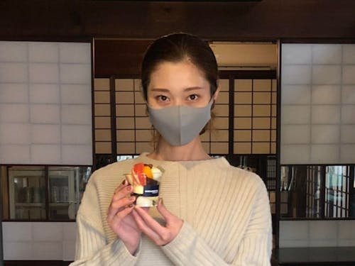 あんみつ屋店長の薩美(さつみ)さんと名物の白玉クリームあんみつ