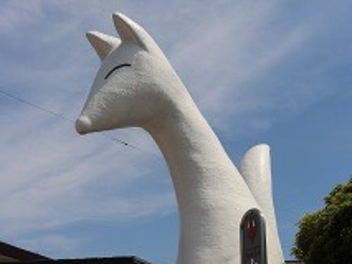 湯田温泉の白狐伝説にちなんで駅前には高さ8mの像があります