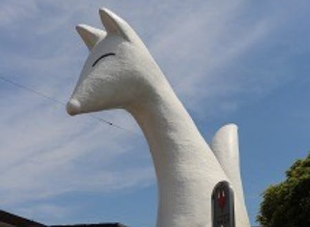 湯田温泉の白狐伝説にちなんで駅前には高さ８ｍの像があります