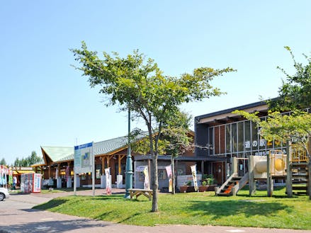 道の駅230ルスツは広い駐車場と広大な公園も併設しています。