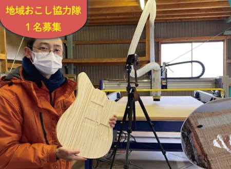 奥にみえる、木工用CNCルーター「ShopBot」で、制作中のギターを手にOneShot!