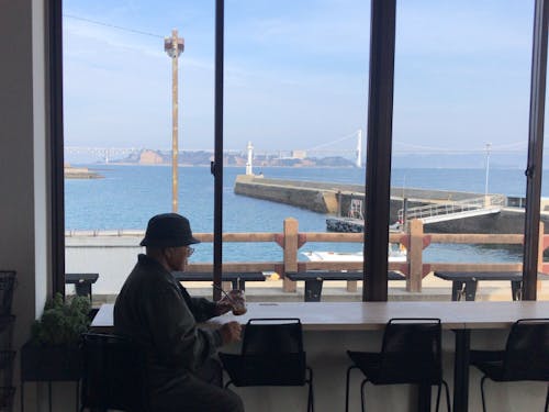 Honjima Standの店内風景、島のおじいちゃんもきます。