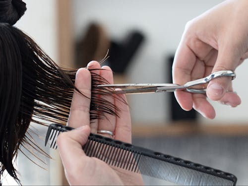 美容室は完全予約制で、マンツーマン施術ですので、予約の取り方で働く時間を調整可能です。