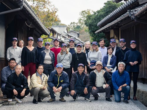 本島の島民の方とデンマークのインターン生達