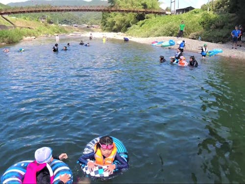 夏になると、子どもたちと一緒に川で遊ぶ企画もします。