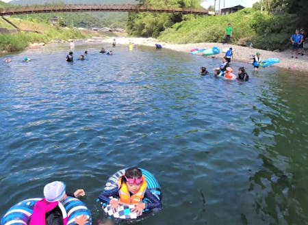 夏になると、子どもたちと一緒に川で遊ぶ企画もします。