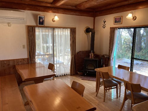 薪ストーブを構える暖かなラウンジ