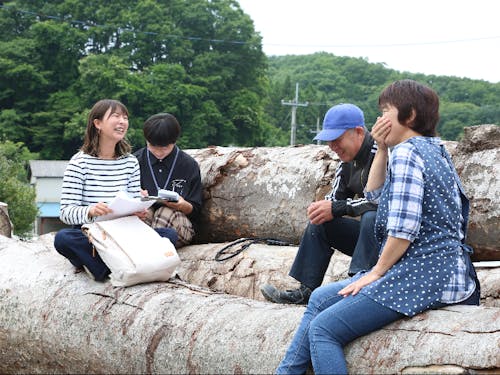 市内で木材加工をされているご家族へのインタビューの様子