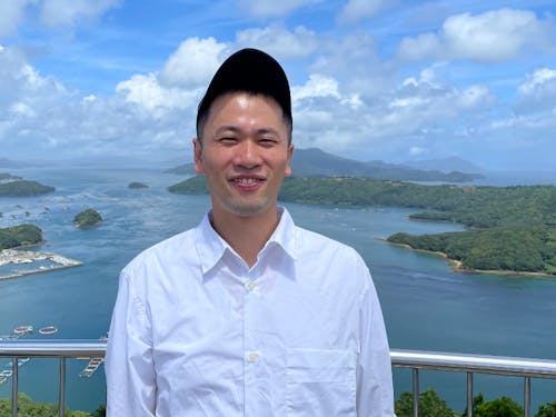 長島町の養殖生簀を前に