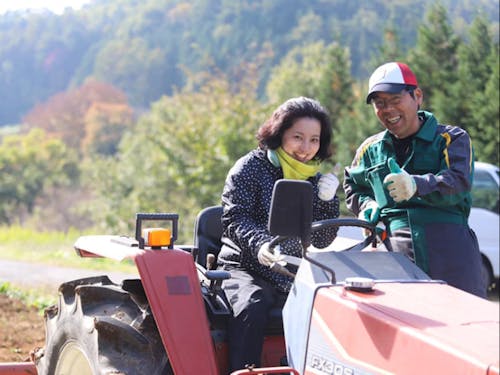 地域の農家さんに教わりながらトラクター体験中！