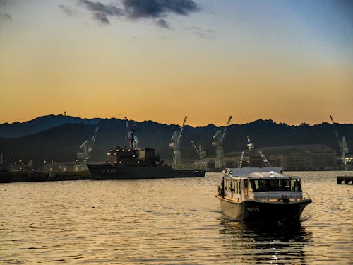 夕暮れの観光遊覧船 コロナ前は年間250万人もの人が舞鶴観光に