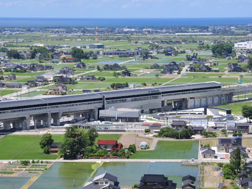 田園風景と北陸新幹線黒部宇奈月温泉駅
