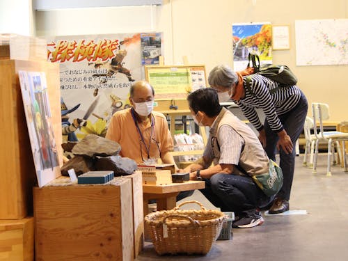 来場者の案内や対応も重要な業務です