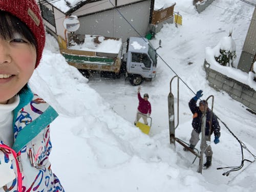 雪かきのような日々のこともご近所さんに協力してもらいながら暮らしています