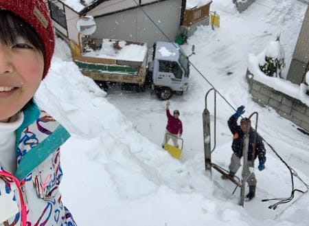 雪かきのような日々のこともご近所さんに協力してもらいながら暮らしています