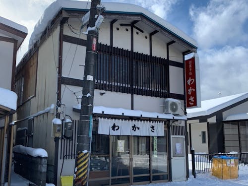 雪が積もる店舗外観