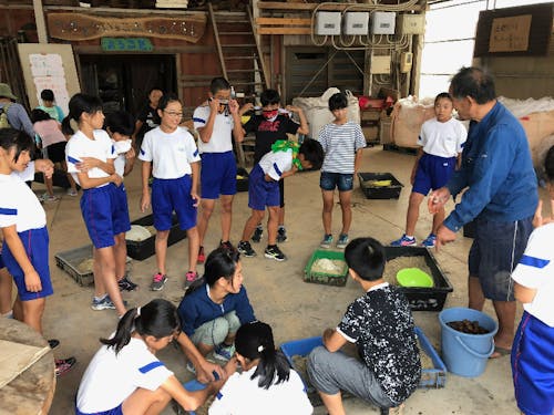 地元の小学校向けの体験授業。命の循環を体で実感しながら学ぶ。
