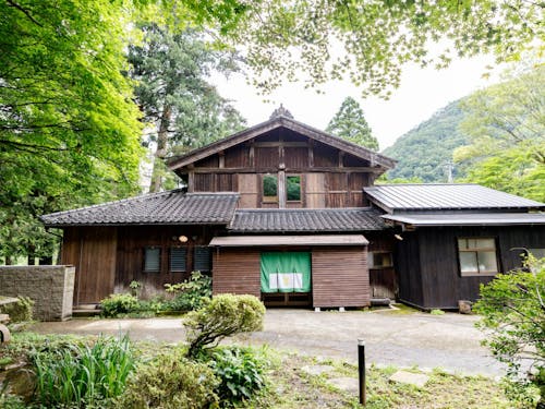 囲炉裏や梁を生かした宿は「人と自然との対話」を促します