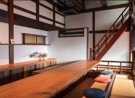 伝統的な町屋を日本料理店と住居にリノベーション。「茶寮　和香（にこか）」店内