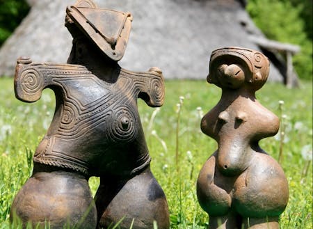 国宝土偶（仮面の女神（左）と縄文のビーナス（右））